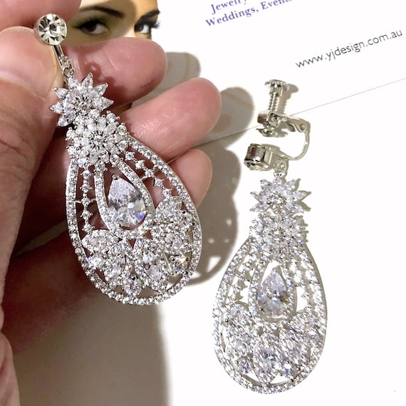 Vintage Hollywood glam style Clip-on Rhinestone earrings! Vintage Rhinestone Earrings Unmarked Weiss - Hollywood Glam  main image 4