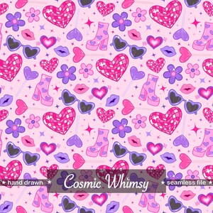 Może przedstawiać: Bezszwowy wzór na różowym tle z powtarzającymi się ilustracjami. Projekt zawiera serca w kształcie kuli dyskotekowej, okulary przeciwsłoneczne w kształcie serca, usta, kwiaty i buty. Obecny jest również tekst "Cosmic Whimsy". Projekt jest rysowany ręcznie.