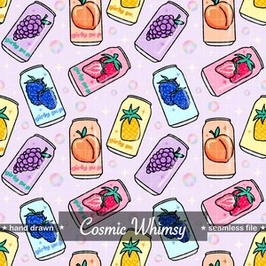 Puede incluir: Un patrón repetido de latas de refresco coloridas con ilustraciones de frutas, incluyendo uvas, melocotones, fresas, arándanos y piña. Las latas están etiquetadas como "girly pop" y el diseño incluye el texto "Cosmic Whimsy". El fondo es de color lila claro.