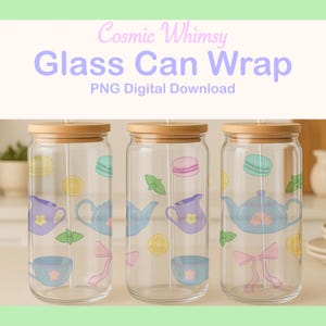 Könnte beinhalten: Drei transparente Glas-Can-Wraps mit Holzdeckeln, verziert mit Pastell-Illustrationen von Teetassen, Teekannen, Makronen, Zitronen und Minzblättern. Der Text "Cosmic Whimsy Glass Can Wrap PNG Digital Download" steht oben.