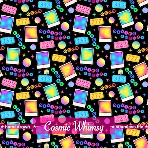 Op de afbeelding: Naadloos patroon op een zwarte achtergrond met kleurrijke Polaroid-stijl frames, nummerlabels, sterren en bollen. Het ontwerp bevat de tekst "DIVINE ENERGY", "GLOW" en "Cosmic Whimsy".
