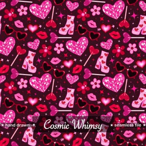Może przedstawiać: Bezszwowy wzór na ciemnobordowym tle, z powtarzającymi się ilustracjami różowych serc w kształcie kuli dyskotekowej, okularów przeciwsłonecznych w kształcie serca, ust, kwiatów i butów. Tekst "Cosmic Whimsy" jest wyświetlany kursywą.