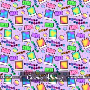 Könnte beinhalten: Ein nahtloses Muster auf lavendelfarbenem Hintergrund mit farbenfrohen Polaroid-Rahmen, Tickets mit Zahlen und den Wörtern "LUCKY", "GLOW" und "DIVINE ENERGY". Der Text "Cosmic Whimsy" ist ebenfalls vorhanden.