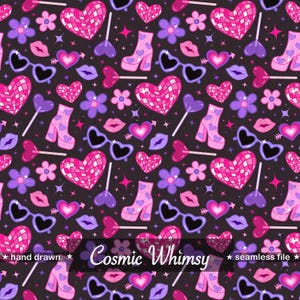 Może przedstawiać: Powtarzający się wzór z różowymi sercami disco, okularami przeciwsłonecznymi w kształcie serca, ustami, kwiatami i butami na platformie na ciemnym tle. Tekst "Cosmic Whimsy" jest wyświetlany pośrodku. Plik bezszwowy.