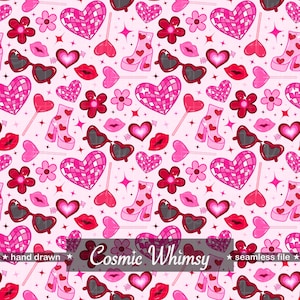 Może przedstawiać: Bezszwowy wzór z sercami, kwiatami, butami, okularami przeciwsłonecznymi i ustami w odcieniach różu i czerwieni na jasnoróżowym tle. Tekst "Cosmic Whimsy" jest wyświetlany na dole. Projekt zawiera gwiazdy i lizaki w kształcie serca.