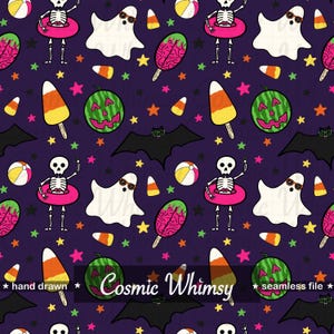 Op de afbeelding: Naadloos patroon met een donkerpaarse achtergrond met cartoon skeletten in roze zwembanden, spoken met zonnebrillen, watermeloen pompoenen, vleermuizen en snoepmaïs. De tekst "Cosmic Whimsy" staat in het midden.
