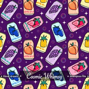 Puede incluir: Patrón sin costuras con latas de refresco coloridas con ilustraciones de frutas, incluyendo uvas, melocotones, fresas, moras y piña. Las latas están etiquetadas como "girly pop" y están sobre un fondo morado oscuro con estrellas y burbujas. También está presente el texto "Cosmic Whimsy".