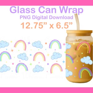 Puede incluir: Un diseño de envoltura de lata de vidrio con un patrón de arcoíris y nubes. La imagen incluye el texto "Glass Can Wrap" y "PNG Digital Download". La envoltura mide 32,39 cm x 16,51 cm. También se muestra una lata de vidrio con un diseño de arcoíris.