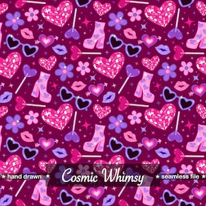 Może przedstawiać: Bezszwowy wzór z ciemnym, purpurowym tłem z różowymi sercami w kształcie kuli dyskotekowej, okularami przeciwsłonecznymi w kształcie serca, ustami, kwiatami i butami na platformie. Fioletowe lizaki i gwiazdki dopełniają projekt. Wyświetlany jest tekst "Cosmic Whimsy".