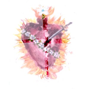 Puede incluir: Una pintura de acuarela de un corazón atravesado por una espada, rodeado de llamas y flores. El corazón es rojo y rosa, las llamas son naranja y amarillo, y las flores son blancas.