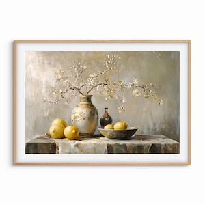 Puede incluir: Una pintura de bodegón que representa un jarrón con un arreglo floral de flores blancas, un cuenco de limones y dos botellas pequeñas sobre una mesa con un mantel blanco.