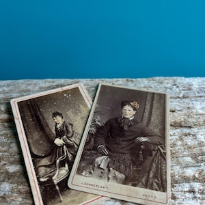 Victoriaanse kastkaarten x2, met de hand getinte gezichten, antieke studiofoto uit de 19e eeuw, ongeïnteresseerde vrouwen, kaarten VK