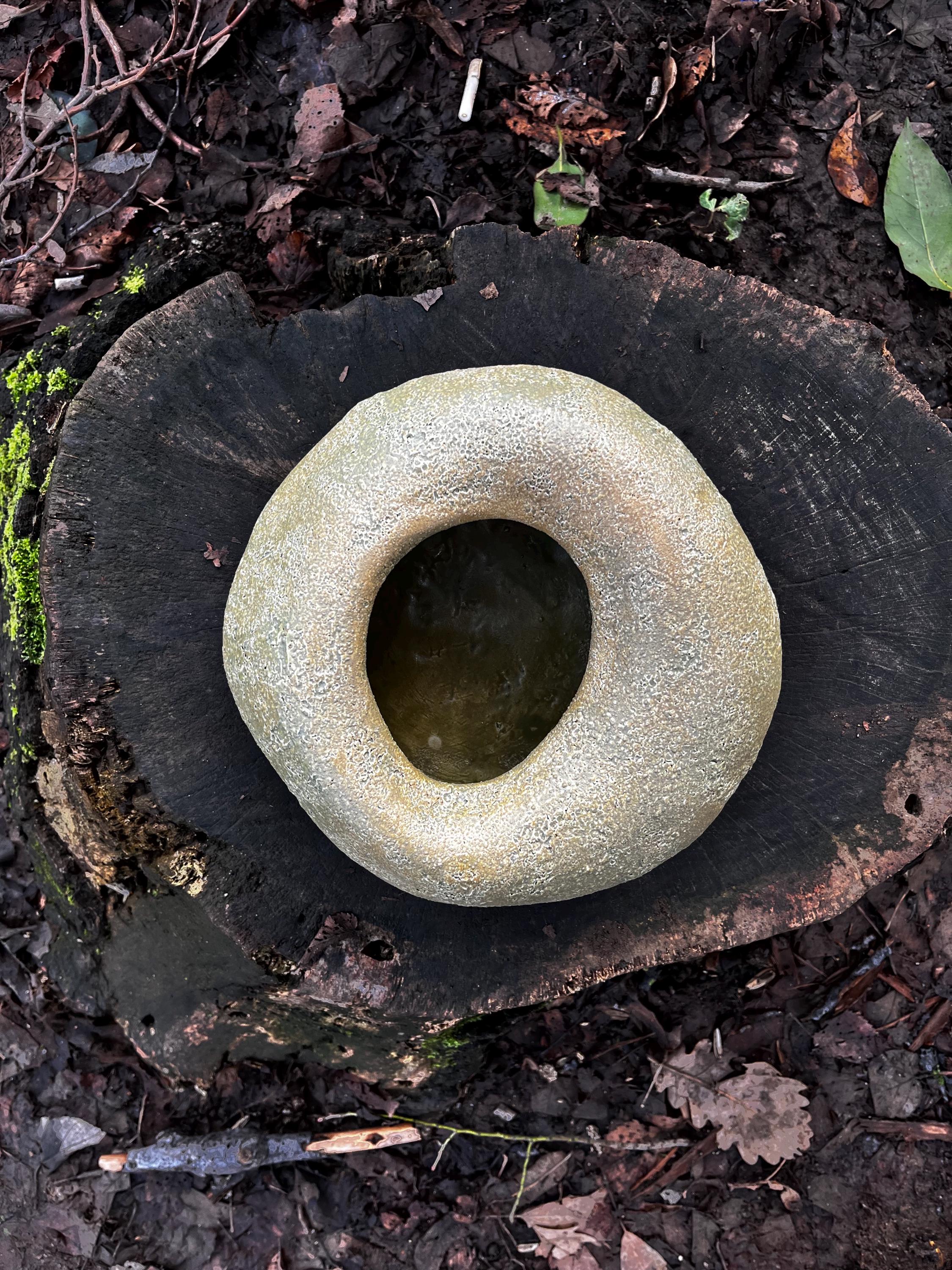 手作りの陶器製花器 – 彫刻的な石をイメージした生け花用花瓶 MONO