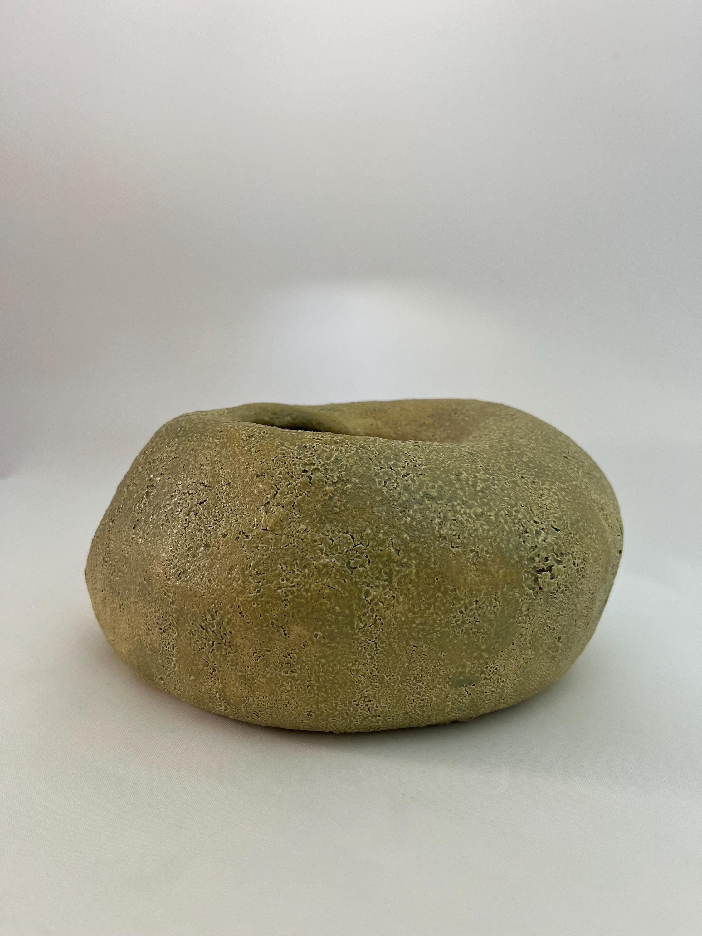 手作りの陶器製花器 – 彫刻的な石をイメージした生け花用花瓶 MONO