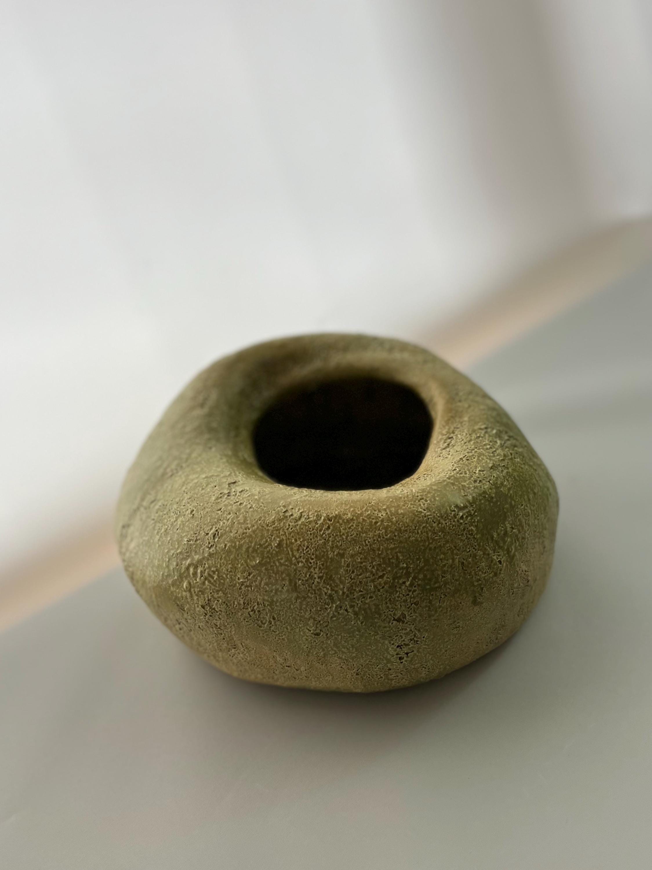 手作りの陶器製花器 – 彫刻的な石をイメージした生け花用花瓶 MONO