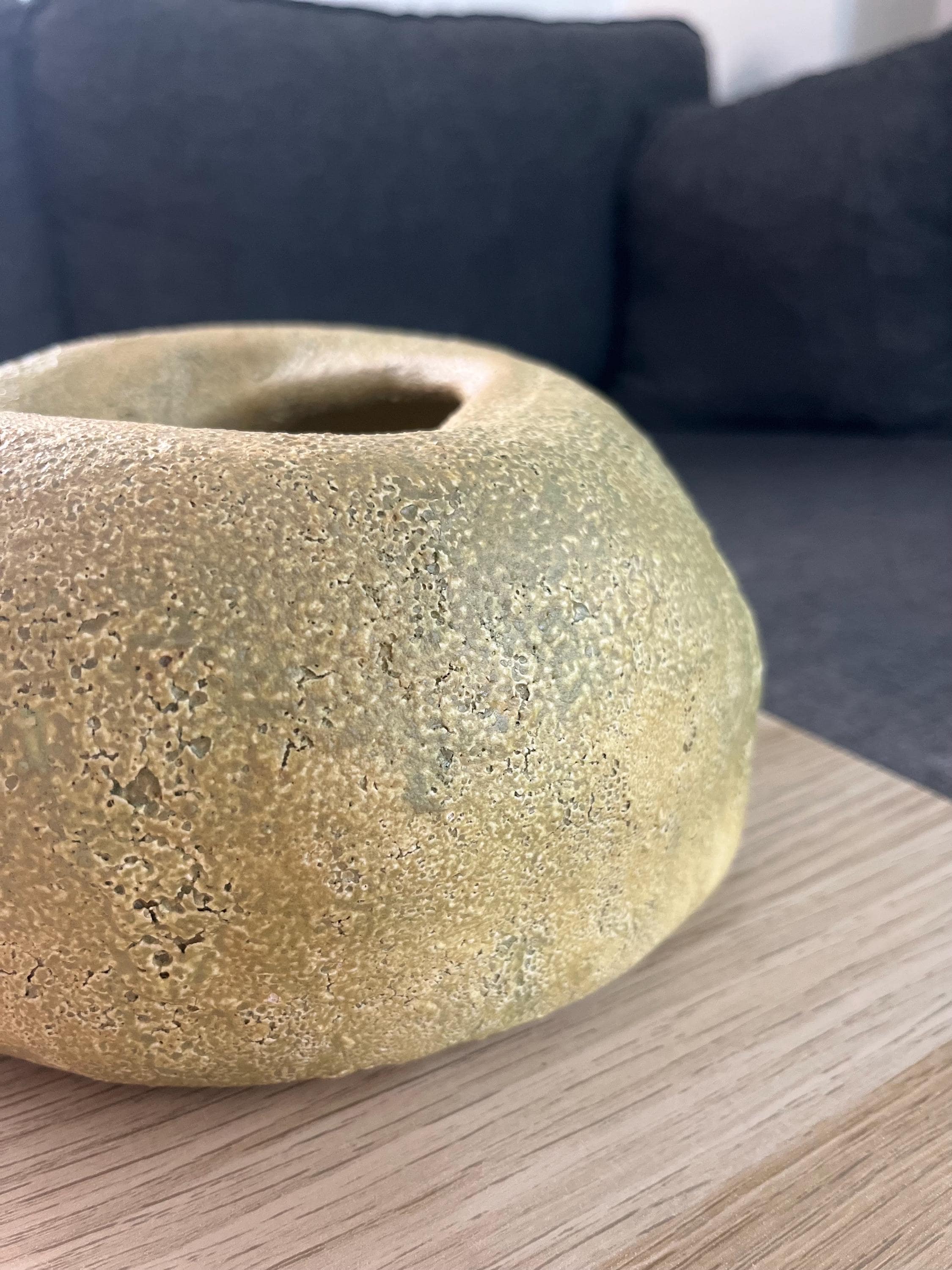 手作りの陶器製花器 – 彫刻的な石をイメージした生け花用花瓶 MONO