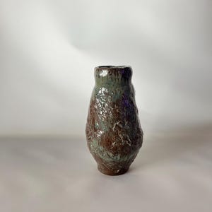 手作り陶器の花瓶 – 素朴なグリーンとブラウンの陶器 – ユニークなホームデコレーション – オーガニック釉薬を施した容器 – 職人の陶器の花瓶