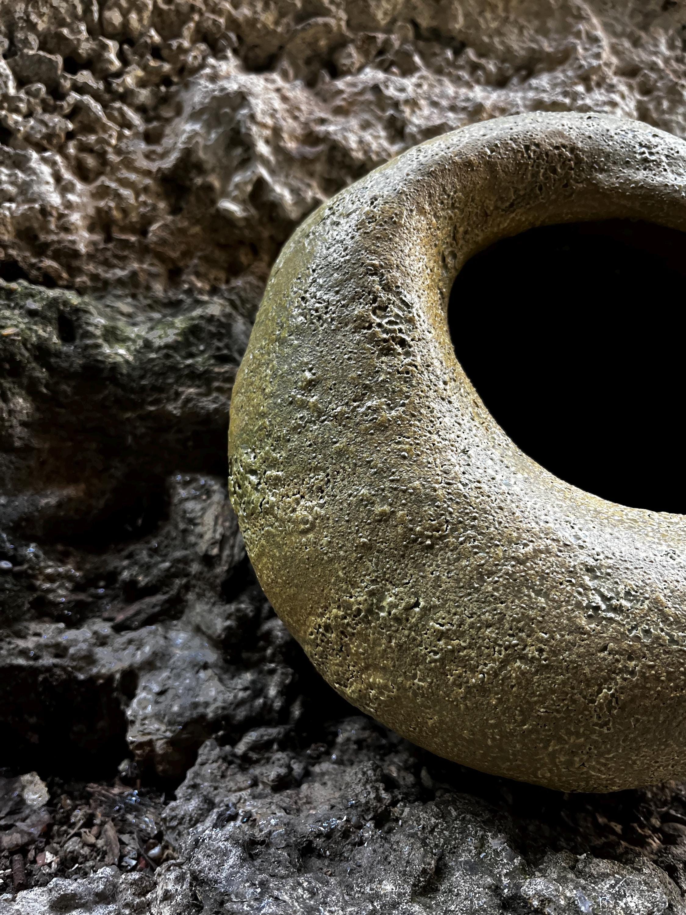 手作りの陶器製花器 – 彫刻的な石をイメージした生け花用花瓶 MONO