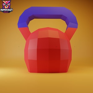 Può includere: Un kettlebell geometrico rosso e viola su sfondo giallo. Il kettlebell ha un corpo rosso e un manico viola. L'immagine è un rendering digitale di un design di papercraft.