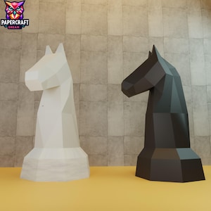 Op de afbeelding: Twee geometrische paard schaakstukken, één wit en één zwart, staan naast elkaar tegen een neutrale achtergrond. De stukken zijn gestileerd met scherpe hoeken en een moderne esthetiek. Het logo "PAPERCRAFT DREAM" is zichtbaar in de linkerbovenhoek.