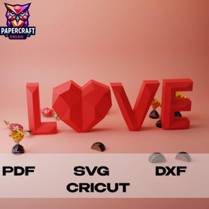Może przedstawiać: Czerwone literki z papieru układające się w słowo "LOVE" z czerwonym sercem w środku. Litery są 3D i mają geometryczny wzór. Litery znajdują się na różowym tle. Obraz zawiera również tekst "PDF, SVG, CRICUT, DXF".