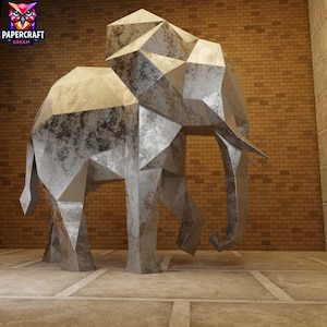 Könnte beinhalten: Eine große, geometrische Elefantenskulptur aus Metall mit einer strukturierten, silbernen Oberfläche. Die Skulptur besteht aus vielen dreieckigen und polygonalen Formen, was ihr ein modernes, abstraktes Aussehen verleiht. Der Elefant steht auf einem gefliesten Boden vor einer Backsteinmauer. Das Papercraft Dream-Logo befindet sich oben links.