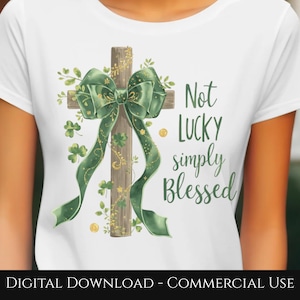 Puede incluir: Camiseta blanca con una cruz de madera adornada con un gran lazo verde y tréboles. El texto "Not LUCKY simply Blessed" está impreso en la camiseta. El diseño incluye detalles dorados y elementos florales.