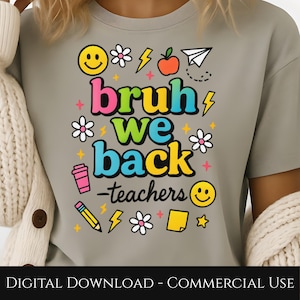 Puede incluir: Camiseta gris claro con un gráfico colorido que dice "bruh we back - teachers" con varios iconos escolares. El diseño incluye una carita sonriente, flores, rayos, una manzana y un avión de papel.