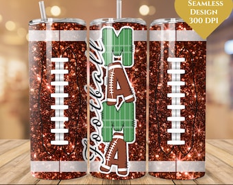 Può includere: Tre bicchieri in acciaio inossidabile con coperchi e cannucce. I bicchieri hanno un tema calcistico con uno sfondo marrone glitterato e strisce bianche. Un bicchiere dice "Football Mama". La parte inferiore dell'immagine dice "DOWNLOAD DIGITALE - USO COMMERCIALE".