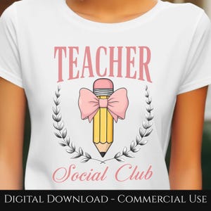 Puede incluir: Camiseta blanca con un diseño de lápiz con un lazo rosa, rodeado por una corona de laurel. El texto dice "TEACHER Social Club" en rosa. Descarga digital para uso comercial.