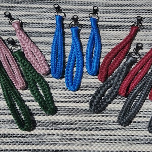 ¡Elige una! Pulsera de macramé / 5 variaciones de color / 3 estilos únicos / Tejida a mano con cordón de poliéster / Pequeño obsequio ideal para cualquier persona
