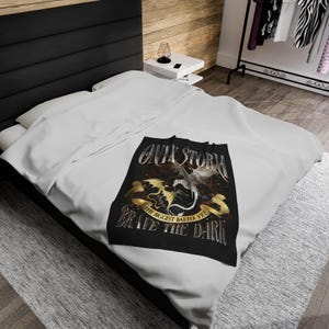 Fourth Wing Reading Blanket Cozy Fantasy Book Dragon Decor Basgiath War College Blanket Gift For Readers Onyx Storm Gift Romantasy image 2