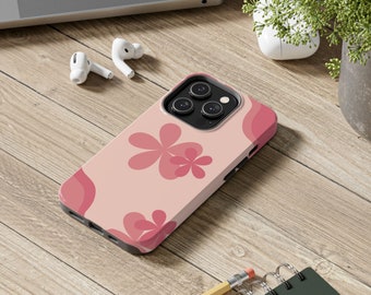 Puede incluir: Una funda de teléfono rosa con un diseño floral. La funda tiene una protuberancia de cámara elevada y un recorte para el puerto de carga.