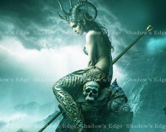 Puede incluir: Una ilustración digital de una sirena con cuernos y cola metálica sentada sobre una roca oscura, sosteniendo un tridente. La escena muestra calaveras, conchas y aguas turquesas turbulentas, con el texto Shadow's Edge repetido en la imagen.