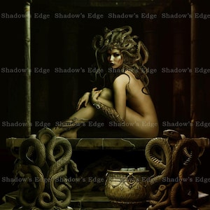 Op de afbeelding: Een digitaal kunstwerk met een figuur met slangen als haar, zittend op een stenen platform ondersteund door twee gebeeldhouwde slangenpilaren. Een metalen kom staat op de voorgrond. De tekst Shadow's Edge is herhaaldelijk in de afbeelding.