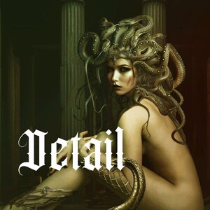 Op de afbeelding: Een digitale illustratie van een figuur met slangen als haar, met donkere make-up en een metalen beenaccessoire. De figuur zit in een donkere omgeving met zuilen. Het woord "Detail" staat in een wit, gotisch lettertype in het midden geschreven.