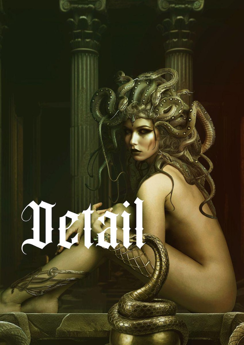 Op de afbeelding: Een digitale illustratie van een figuur met slangen als haar, met donkere make-up en een metalen beenaccessoire. De figuur zit in een donkere omgeving met zuilen. Het woord "Detail" staat in een wit, gotisch lettertype in het midden geschreven.