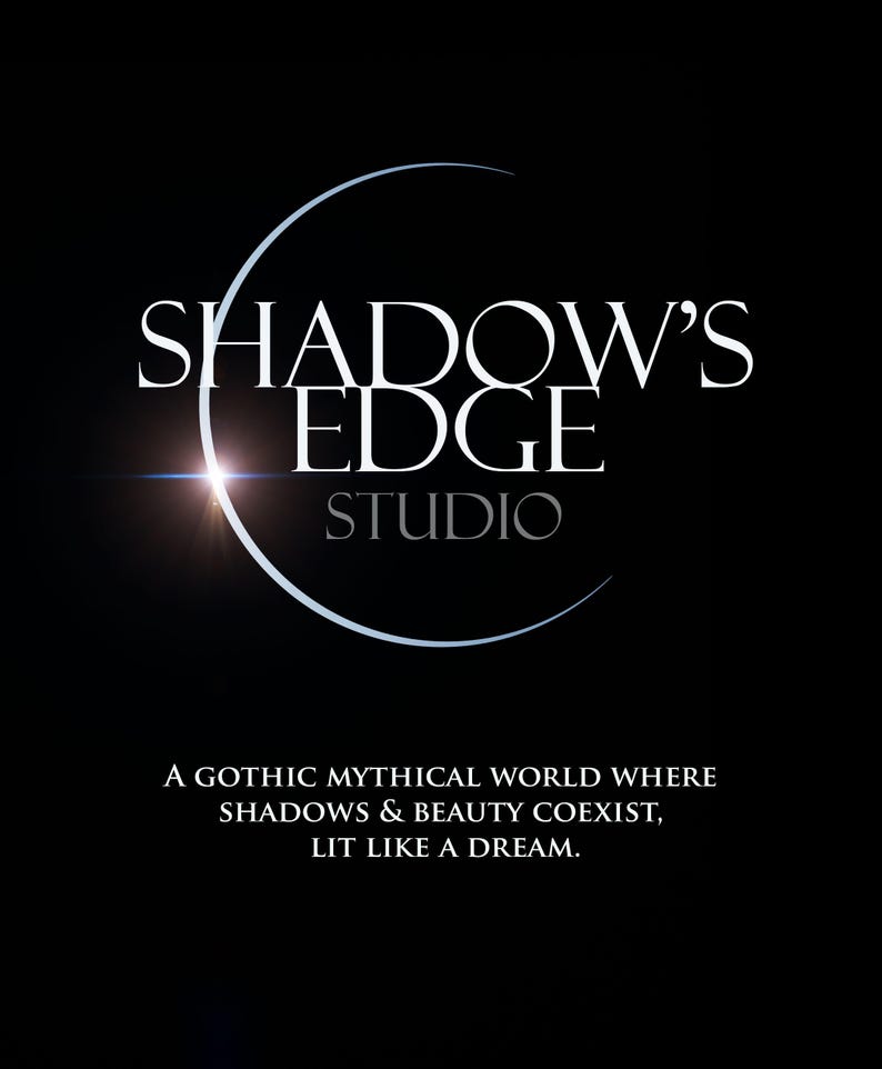 以下が含まれることがあります： 黒い背景に、白い文字で「SHADOW'S EDGE STUDIO」と三日月型のデザイン。下には「A GOTHIC MYTHICAL WORLD WHERE SHADOWS & BEAUTY COEXIST, LIT LIKE A DREAM.」と書かれています。