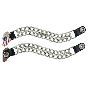 Op de afbeelding: Twee zwarte leren vestverlengers met dubbele zilverkleurige metalen kettingen. Eén uiteinde van de bovenste verlenger toont een zilveren adelaarskopembleem met een rood, wit en blauw Amerikaanse vlagpatroon. Beide stukken hebben zilveren metalen drukknopen.