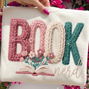 Book Lover Floral png, boeknerd png, boek met imitatiegaren, gehaakt boek png, boekachtige sublimatie, lenteshirt, ontwerp zomerkoffie lezingshirt png
