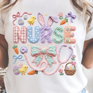 Puede incluir: Camiseta blanca con un diseño colorido de Pascua. La palabra "NURSE" está escrita con letras texturizadas, y el diseño incluye un estetoscopio, huevos de Pascua, zanahorias, un pollito y un conejito.