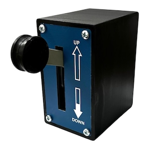 Könnte beinhalten: Eine schwarze Box mit einem blauen Panel und einem Hebel. Das Panel hat die Aufschriften "UP" und "DOWN" mit Pfeilen, die in die entsprechenden Richtungen zeigen.
