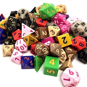 Könnte beinhalten: Eine Ansammlung farbiger, vielseitiger Würfel in verschiedenen Formen und Größen, darunter D4, D6, D8, D10, D12 und D20. Die Würfel sind in verschiedenen Farben wie Grün, Rot, Rosa und Schwarz gehalten, mit gut sichtbaren Zahlen.