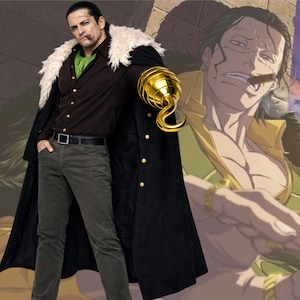 Puede incluir: Un cosplay de un personaje de la serie de anime One Piece. El disfraz incluye un abrigo negro con botones dorados, un gancho dorado, una camisa marrón y pantalones grises. El personaje tiene una cicatriz y un bigote.