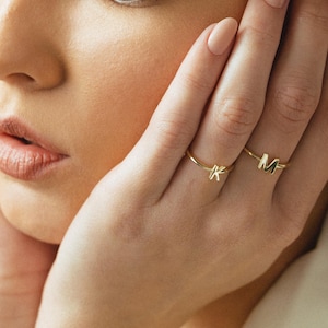 Anillo con inicial de oro de 14 quilates: joyería con letras personalizadas apilables para mujeres y niñas / Anillos pequeños personalizados de la A a la Z / Regalo elegante para mamá