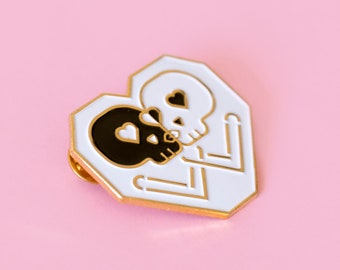 DISOUNTED: Kissing Skulls Gold enamel pin