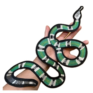 Op de afbeelding: Groen en zwart geborduurd slang-patch met een wit en zwart gestreept patroon. De slang is opgerold in een spiraalvorm.