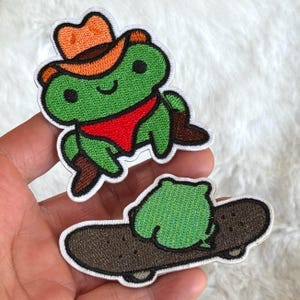 以下が含まれることがあります： つや消し仕上げの、斑点模様のセラミックマグカップ3個セット。マグカップはクリーム色、ライトグレー、ダークグレーです。各マグカップはシンプルでミニマルなデザインです。
