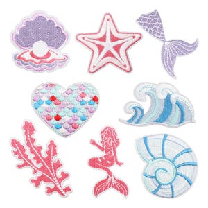 Puede incluir: Un conjunto de nueve parches bordados para planchar con diferentes diseños marinos. Los parches incluyen una estrella de mar rosa, una concha de mar púrpura, una ola azul, una sirena rosa, un corazón rosa con escamas azules y rosas, una concha de mar azul, un alga rosa y dos colas de sirena moradas.