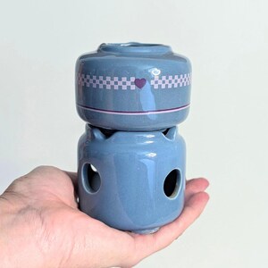 Showing the size of the petite warming pot